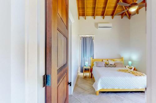 Paradise Villa @coral Views, French Harbour
