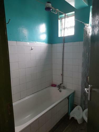 Lovely 3 Bedroom Apartment With Ample Parking!