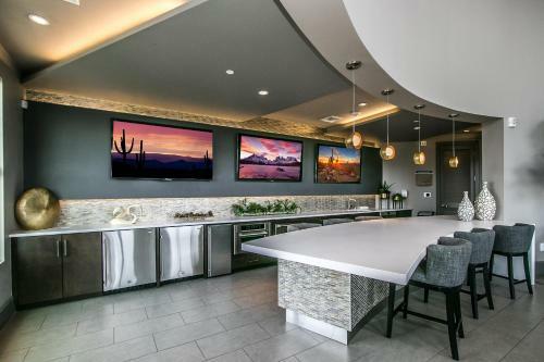 Apartamento New! Rooftop Pool With Mountain Views+king Beds