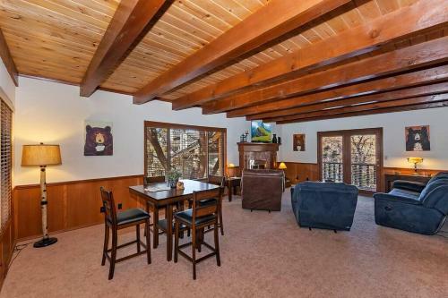 Canyon Castle- W/hot Tub! Near Bear Mountain!