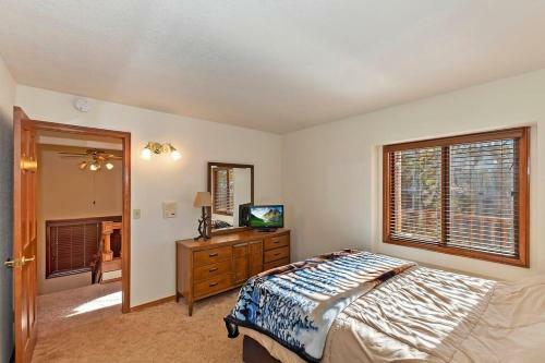 Canyon Castle- W/hot Tub! Near Bear Mountain!