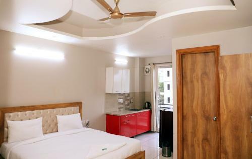Niketan Medanta Palm Service Apartment