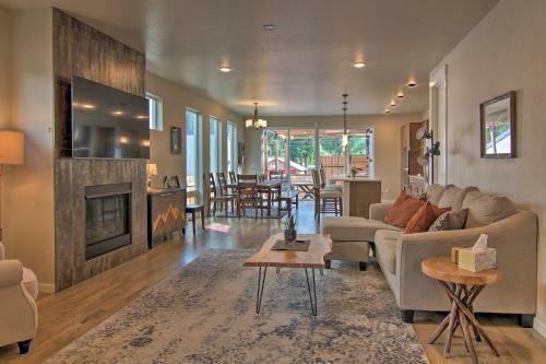 Upscale And Modern Colorado Springs Townhome!