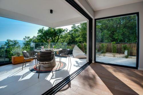 Luxury 2-bedroom Apartment With Panomaric Sea View