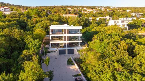 Luxury 2-bedroom Apartment With Panomaric Sea View