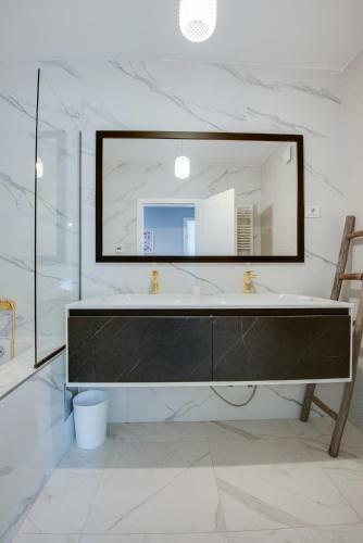 Luxury 2-bedroom Apartment With Panomaric Sea View