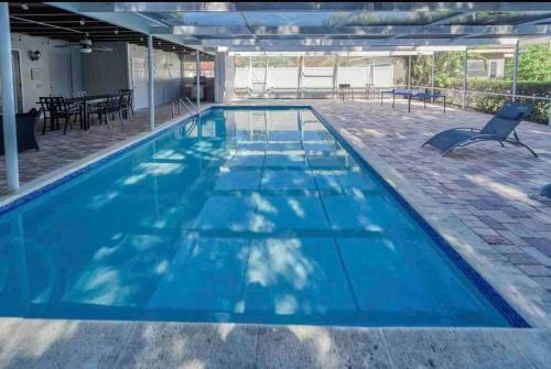 Royal Getaway 5 Bedroom Home W/pool & Game Room