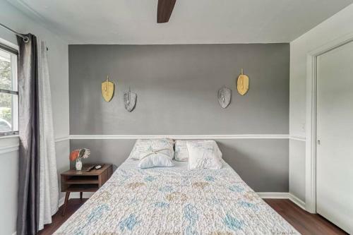 Royal Getaway 5 Bedroom Home W/pool & Game Room