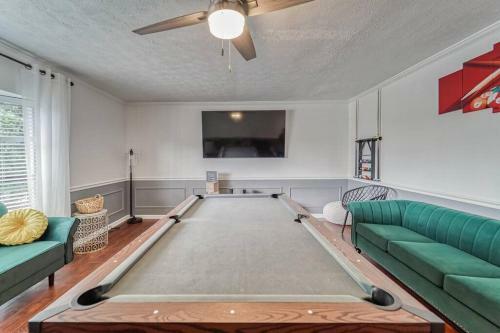 Royal Getaway 5 Bedroom Home W/pool & Game Room