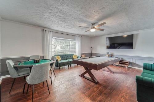 Royal Getaway 5 Bedroom Home W/pool & Game Room