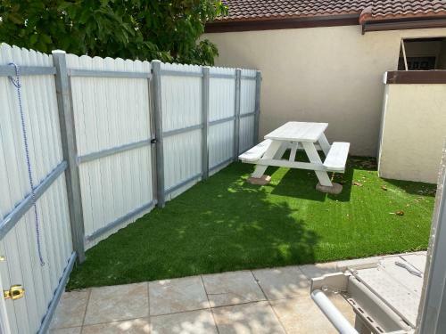 Hostal Private Room With King Bed - Free Parking & Fast Wifi