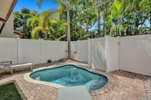 Luxury! 4bed Private Pool Deck! 1,7mi To Beach Townhouse