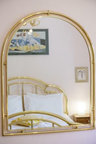 Gold N Blu Petalidi