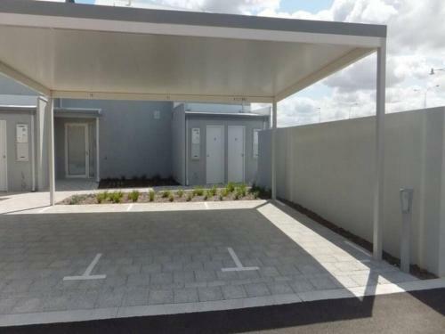 Modern Luxury 1 Bedroom Apartment - Walk To The Shops!
