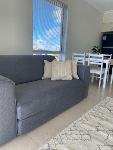 Modern Luxury 1 Bedroom Apartment - Walk To The Shops!