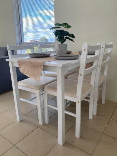 Modern Luxury 1 Bedroom Apartment - Walk To The Shops!