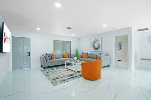 Home In West Palm Beach With Pool And Pool Table!