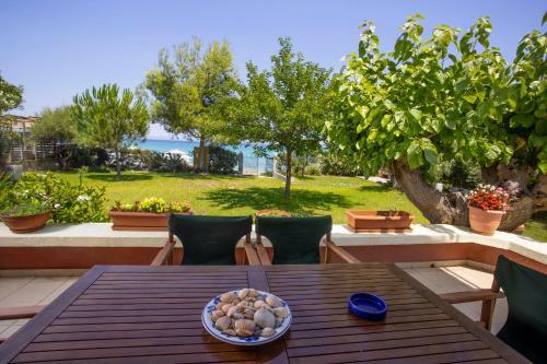 Villa Aurora ? Beachfront, 2mins To Mamalouka And Blue Carpet