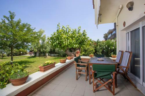 Villa Aurora ? Beachfront, 2mins To Mamalouka And Blue Carpet