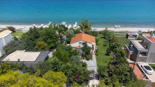 Villa Aurora ? Beachfront, 2mins To Mamalouka And Blue Carpet