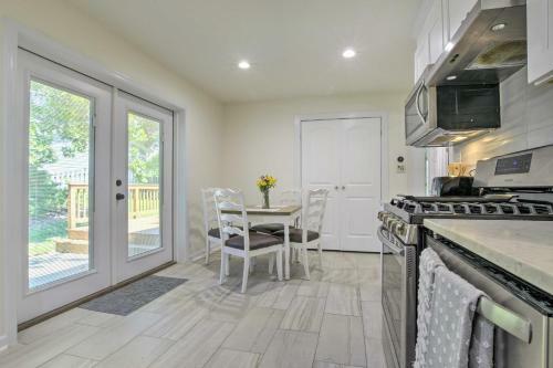 Charming Apex Home With Back Deck And Grill!
