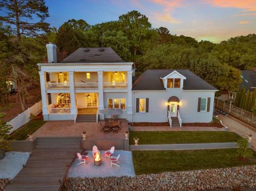 Villa New! Luxury Lakefront Living W/ Dock, Pub, Game Rm