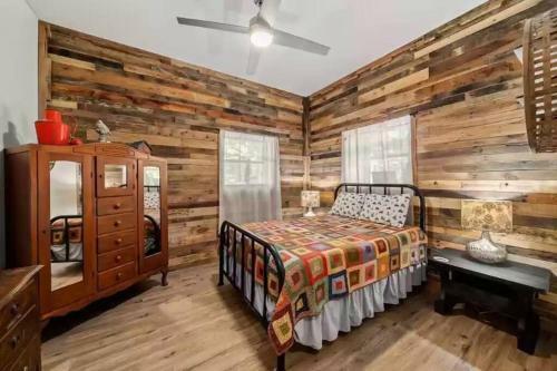 Buckner?s Getaway! Close To Town, Lake And River!