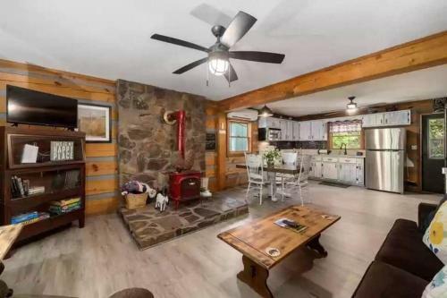 Buckner?s Getaway! Close To Town, Lake And River!