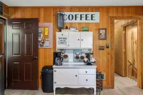 Buckner?s Getaway! Close To Town, Lake And River!