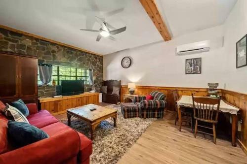 Buckner?s Getaway! Close To Town, Lake And River!