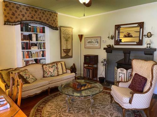 The Violet House Lovely Vintage Cottage