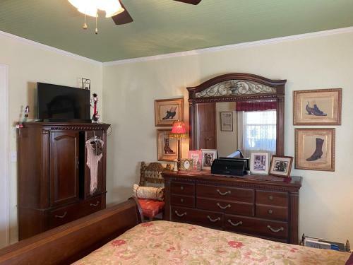 The Violet House Lovely Vintage Cottage