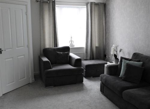 Modern 2 Bedroom Home, Free Parking.