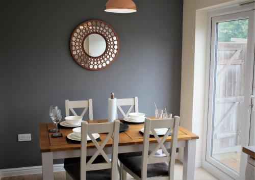 Modern 2 Bedroom Home, Free Parking.