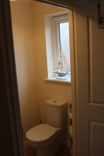 Modern 2 Bedroom Home, Free Parking.