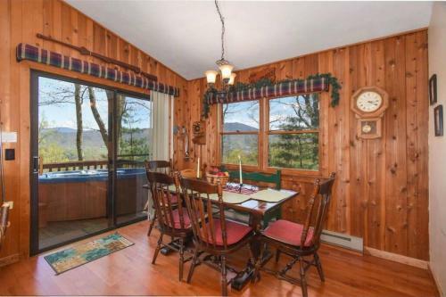 Mountain Hideaway With Sunrises At 4000 Feet - Hot Tub And Deck!!