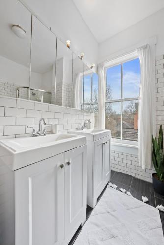 Stylish Charming 3 Br Duplex With Private Yard 648