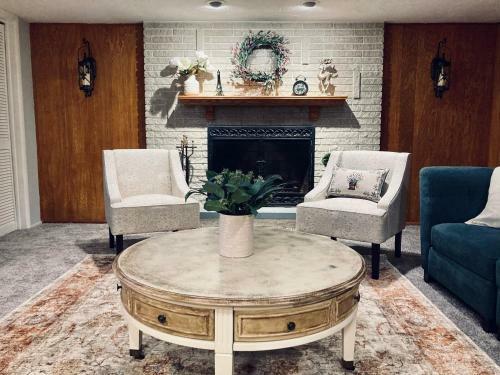 Villa Spacious Residence With Indoor Fireplace And A Large Backyard