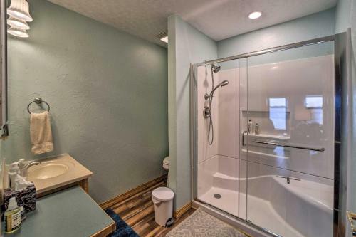 Apartamento Sunset Cove Lakefront Escape With Deck And Yard