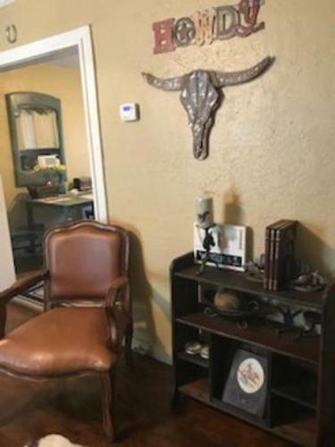 4 Bed Cowboy Home1 Mi Fort Sill- Weekly Rates!