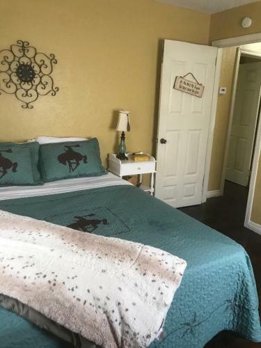 4 Plus Bed Home-groceries At Corner-ez 1 Mile To Post!