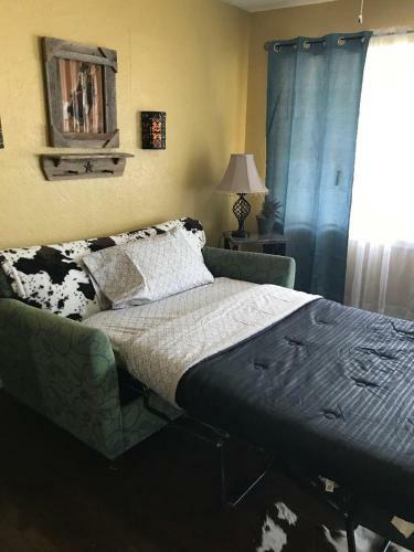 4 Plus Bed Home-groceries At Corner-ez 1 Mile To Post!
