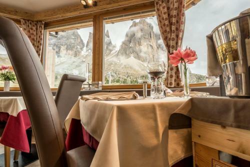 Hotel Passo Sella Dolomiti Mountain Resort