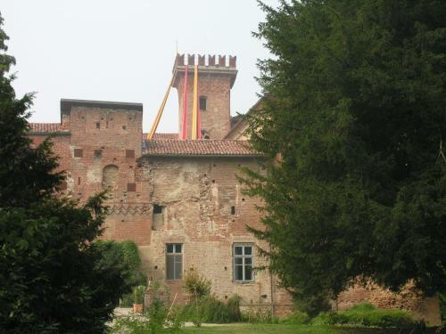 Castello Sannazzaro B&B