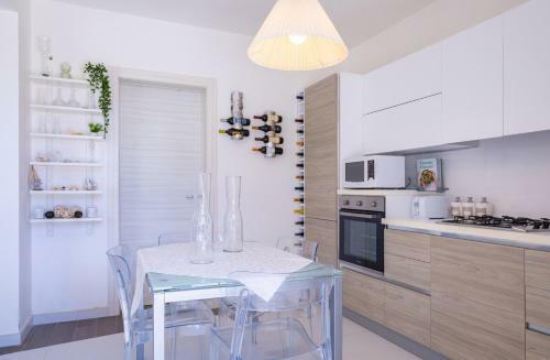 Wonderful Emerald And Gold Apartments With Parking