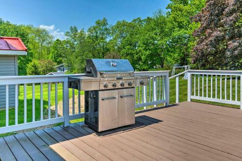East Stroudsburg Home With Decks And Private Pond