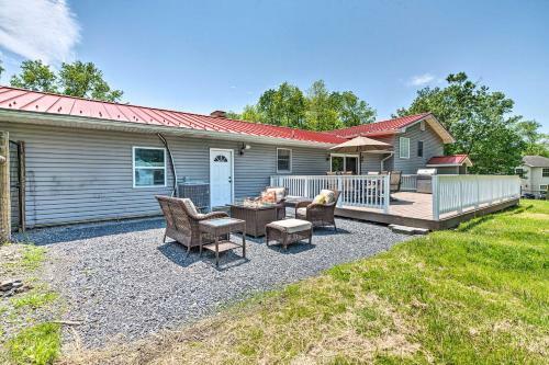 East Stroudsburg Home With Decks And Private Pond