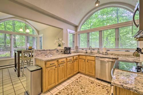 Lakefront Pocono Pines Paradise With Deck!