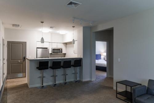 Chic Modern 3br Apartment In Oak Hill By Stay Gia