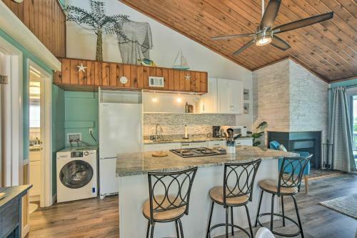 Apartamento Island Condo With Balcony, Golf Course Views!